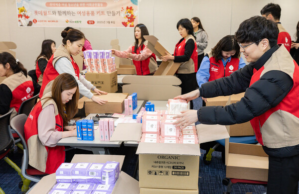 샤롯데 봉사단이 다가오는 '국제 여성의 날'을 맞아 지난 6일 서울 송파구 관내 취약계층 여성 청소년을 위한 여성용품 키트를 제작하고 있다. [사진=롯데월드]