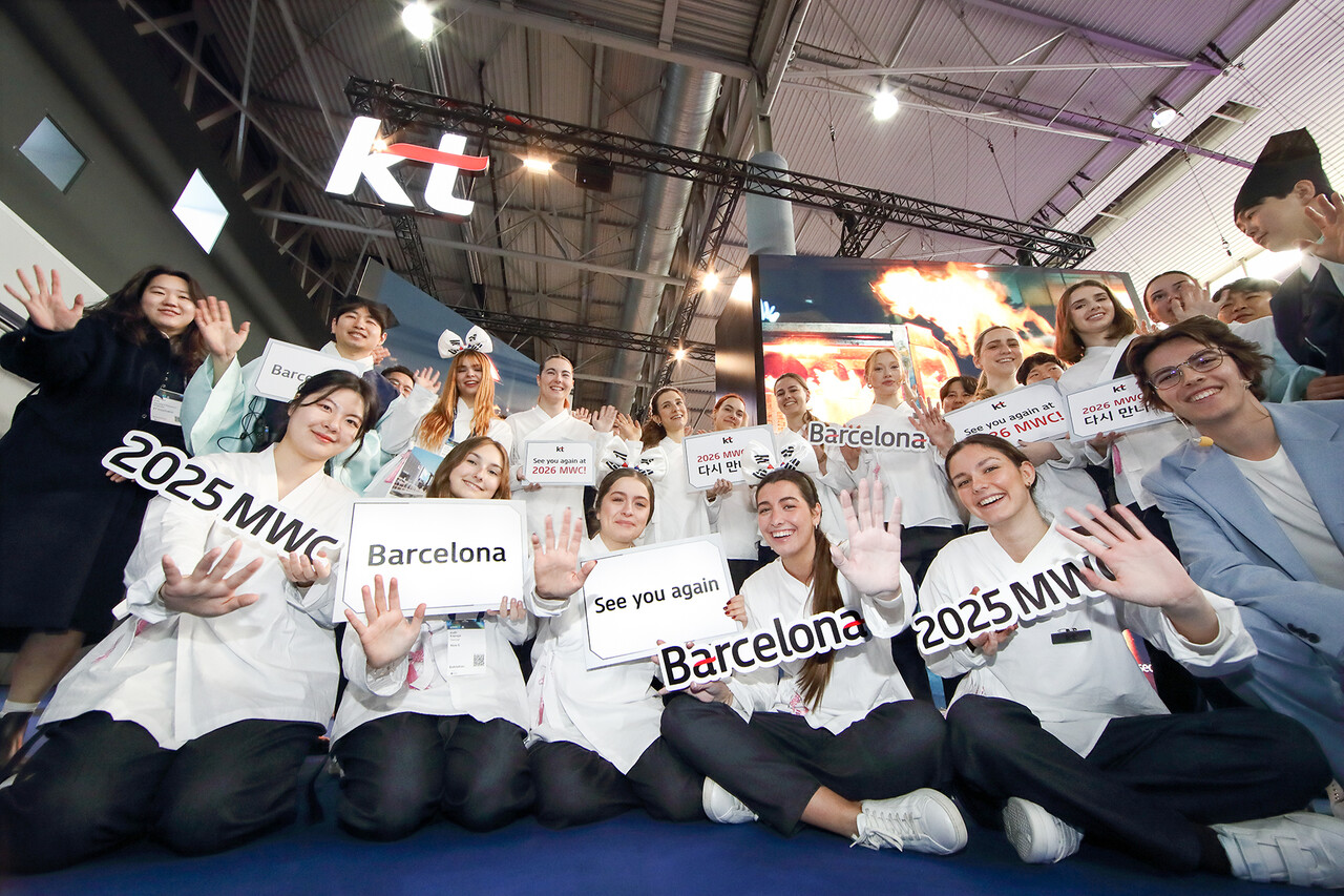 MWC25 폐막을 하면서 KT 전시장 모델들이 손을 흔들고 있다. [사진=KT]