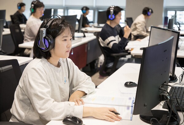 2024년 10월 삼성전자 인재개발원(경기도 용인)에서 삼성전자 감독관이 삼성직무적성검사(GSAT) 응시자를 대상으로 예비 소집을 진행하는 모습. [사진=삼성전자]