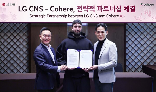 민세훈 LG CNS 엔트루 컨설팅장 전무(왼쪽), 에이단 고메즈 코히어 CEO (가운데), 진요한 LG CNS AI센터장 상무(오른쪽)가 양사 전략적 파트너십 체결식에서 기념촬영을 하고 있는 모습