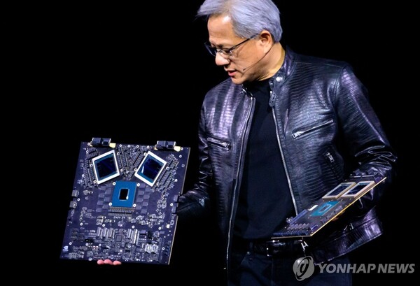 젠슨 황 엔비디아 최고경영자(CEO)가 지난해 3월 18일(현지시간) 미국 캘리포니아주 새너제이에서 열린 인공지능(AI) 콘퍼런스 'GTC 2024'에서 신상품을 선보이고 있다. [사진=연합뉴스]
