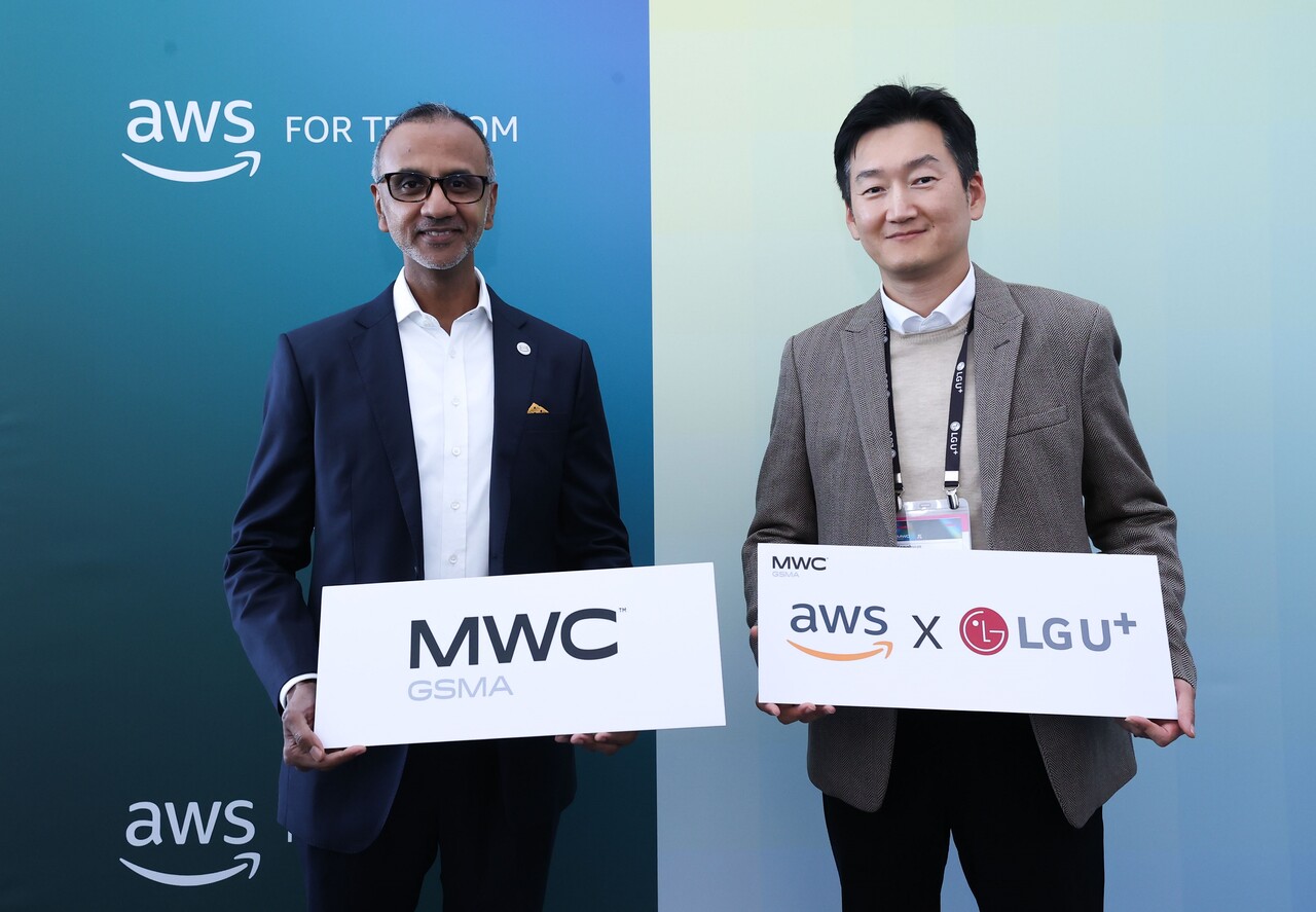 MWC25에서 진행된 업무협약식에 참석한 LG유플러스 권용현 기업부문장(오른쪽)과 AWS 젠스 나가라잔 아시아태평양 및 일본 통신 사업 총괄의 모습. [사진=LG유플러스]
