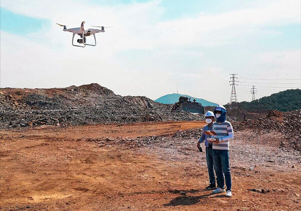 호반건설 관계자가 건설현장에서 드론을 활용해 현장을 둘러보고 있다. [사진=호반건설]