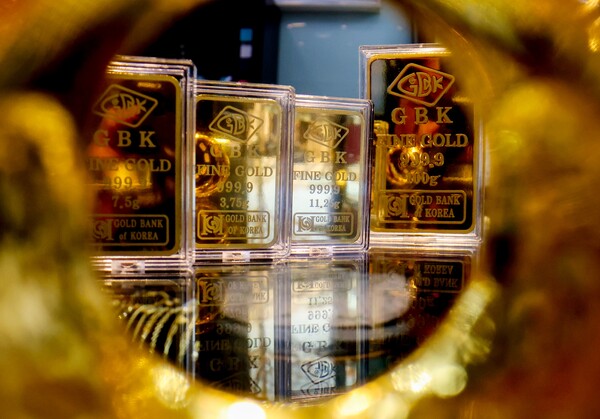 백종호 하나금융연구소 연구위원은 11일 '진짜 금값이 된 금, 얼마까지 갈까?' 보고서를 통해 금 가격의 우상향 추세가 당분간 이어질 것이라고 전망하면서도 단기 차익을 노리기보다는 중장기적 측면에서 금 투자에 접근해야 한다고 조언했다. 서울 종로구 범창쥬얼리에서 촬영한 골드바 모습. [사진=연합뉴스]