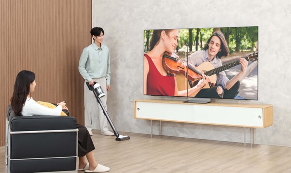 삼성전자 모델이 2025년형 AI TV 신제품 'Neo QLED 8K(85QNF990)'를 시청하고 있다. [사진=삼성전자]