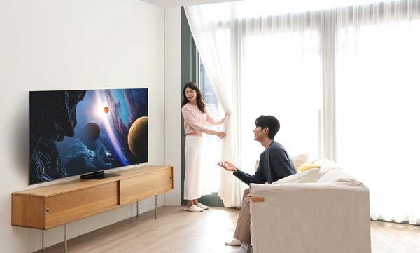 삼성전자 모델이 '눈부심 방지(Glare Free)' 기술이 적용된 2025년형 AI TV 신제품 'OLED(83SF95)'를 시청하고 있다. [사진=삼성전자]