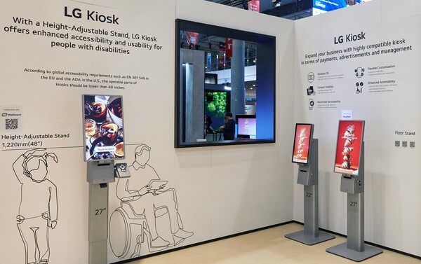 LG전자가 버튼 하나로 화면부 높낮이를 조절하고 촉각 키패드를 적용해 접근성을 높인 '2세대 키오스크'를 세계 최대 규모의 접근성 콘퍼런스인 'CSUN AT 2025'에서 공개했다. 사진은 바르셀로나에서 지난 2월 4일(현지시간) 열린 'ISE 2025'에 전시된 2세대 키오스크 모습.[사진=LG전자]