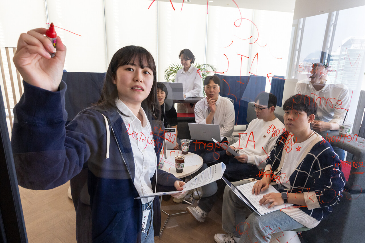 KT AX 딜리버리 전문센터 직원들이 글로벌 선도 기업 내 최고 전문가들과 공동 프로젝트를 준비하고 있는 모습. [사진=KT]