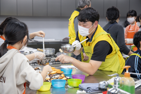 HDC 현대산업개발 임직원이 최근 서울 성동구 라온지역아동센터 인근 베이킹센터에서 진행된 봉사활동에 참여해 아이들과 베이킹을 체험하고 있다. [사진=HDC현대산업개발]