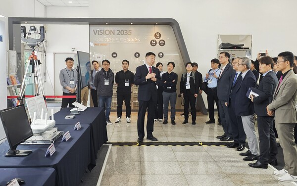 LG전자가 지난해 10월 진행한 '6G 그랜드 서밋'에서 김병훈 LG전자 CTO 부사장(오른쪽 끝)이 통신 기술 연구개발 현황 및 미래 방향성에 대해 설명을 듣고 있다. [사진=LG전자]