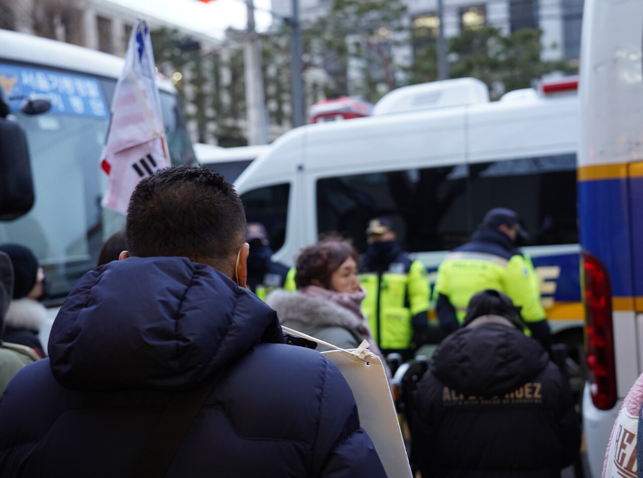 지난달 25일 헌법재판소 앞에서 탄핵 반대를 외치는 시민들이 시위를 하고 있다. [사진=김민우 기자]