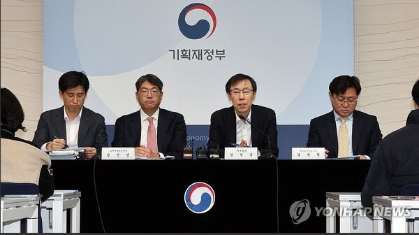 기획재정부 정정훈 세제실장(왼쪽 세 번째)이 지난 11일 정부세종청사 기재부 기자실에서 유산취득세 도입 방안에 관해 설명하고 있다. 왼쪽부터 김완수 상속세개편팀장, 김건영 조세개혁추진단장, 정 실장, 김병철 재산소비세정책관. [사진=연합뉴스]