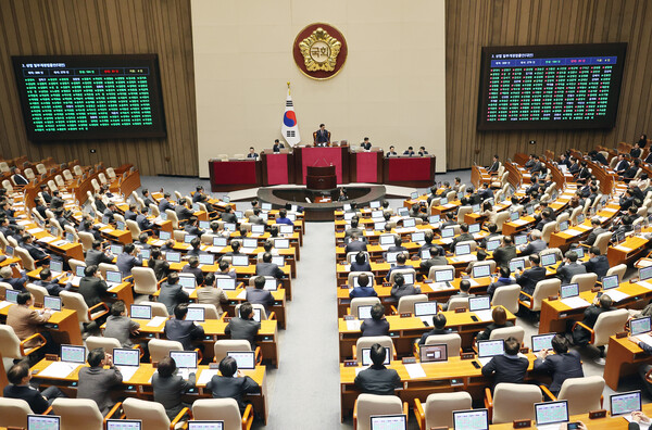 지난 13일 국회 본회의 표결 결과, 상법 일부개정법률안이 가결됐다. 상법 개정안은 이사가 충실해야 하는 대상을 기존의 '회사'에서 '회사 및 주주'로 확장하고, 상장 회사의 전자 주주총회 도입을 의무화하는 조항 등을 담고 있다. [사진=연합뉴스]