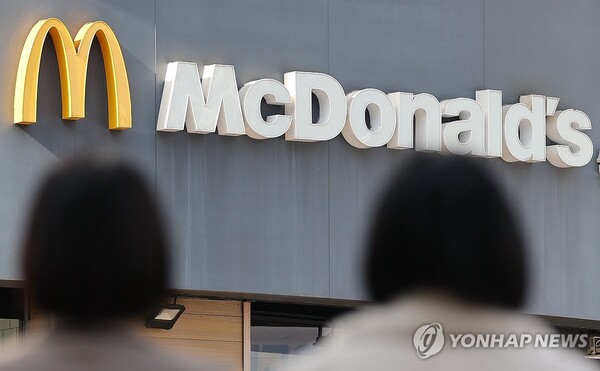한국맥도날드는 오는 20일부터 20개 메뉴 가격을 100∼300원 인상한다고 14일 밝혔다. [사진=연합뉴스]