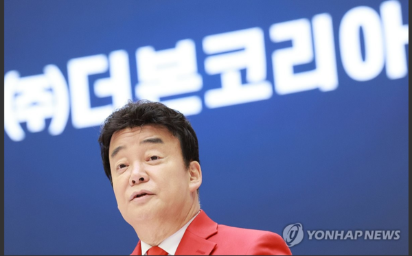 백종원의 더본코리아는 사과주스를 농약분무기에 넣어 뿌리는 장면으로 인해 식품위생법을 위반했다는 의혹이 제기됐다.[사진=연합뉴스]