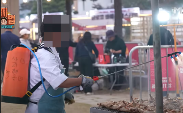 지난 2023년 홍성 글로벌 바베큐 페스티벌에서 '농약 분무기'를 사용해 고기에 사과주스를 뿌리고 있는 모습. [사진=백종원 유튜브 캡쳐]