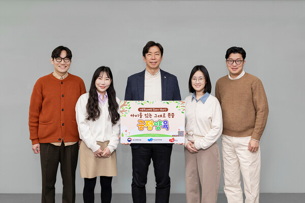 이석환 교원구몬 대표(왼쪽에서 세번째)가 직원들과 함께 아동학대예방 릴레이 캠페인에 동참하며 기념촬영을 하고 있다. [사진=교원]