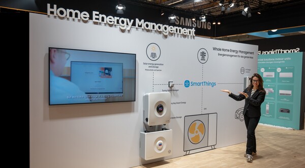 삼성전자 모델이 17일부터 21일(현지시간)까지 독일 프랑크푸르트에서 개최되는 냉난방공조전시회 'ISH 2025’에서 스마트싱스를 통한 연결 편리성을 소개하고 있다. [사진=삼성전자]