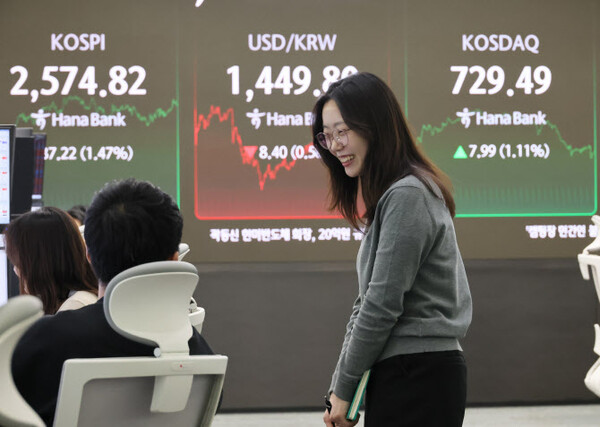 국내 주식투자자들은 삼성전자, 카카오, 네이버 순으로 주식을 많이 보유하고 있는 것으로 나타났다.[사진=연합뉴스]