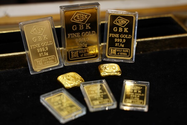 KB국민·신한·우리은행(가나다 순)의 골드뱅킹 잔액은 이달 14일 기준 약 9534억원으로 집계됐다. 서울 종로구 정인보석에 골드바가 진열된 모습. [사진=연합뉴스]