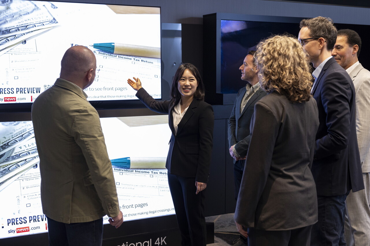 독일 프랑크푸르트 '2025 유럽 테크세미나'에서 참석자들이 2025년형 Neo QLED 4K 신제품을 살펴보고 있다. [사진=삼성전자]