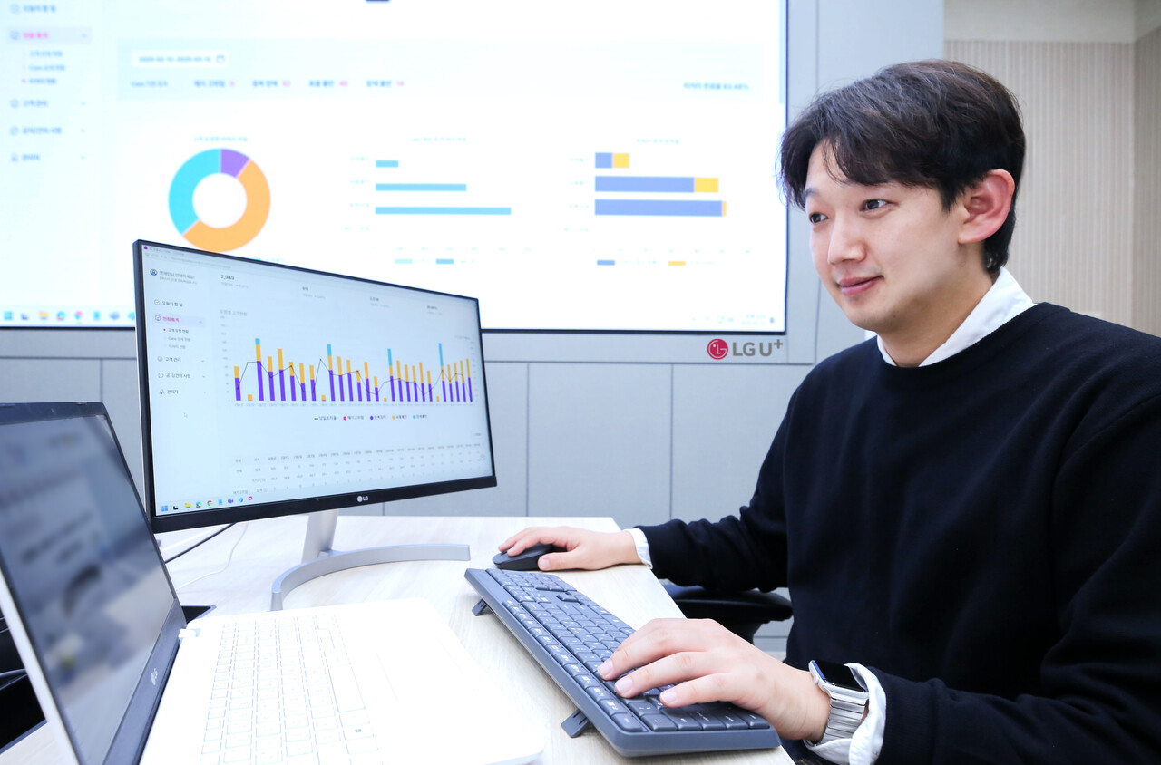  LG유플러스 직원이 AI 기반 CRM을 활용하는 모습. [사진=LG유플러스]