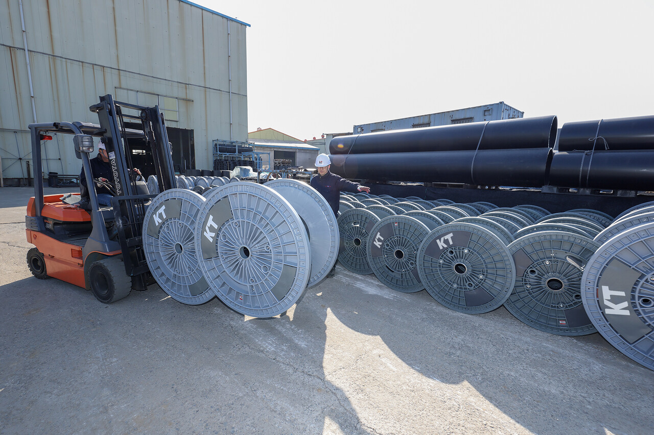 KT 직원이 경기도 김포시에 위치한 아시아플라텍 공장에서 제조된 친환경 보빈을 점검하고 있다. [사진=KT]