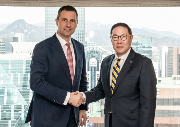 17일 서울 중구 롯데호텔에서 조현상 HS효성 부회장(오른쪽)이 바르나 탄초스 루마니아 부총리 겸 재무부장관과 악수하고 있다. [사진=HS효성]