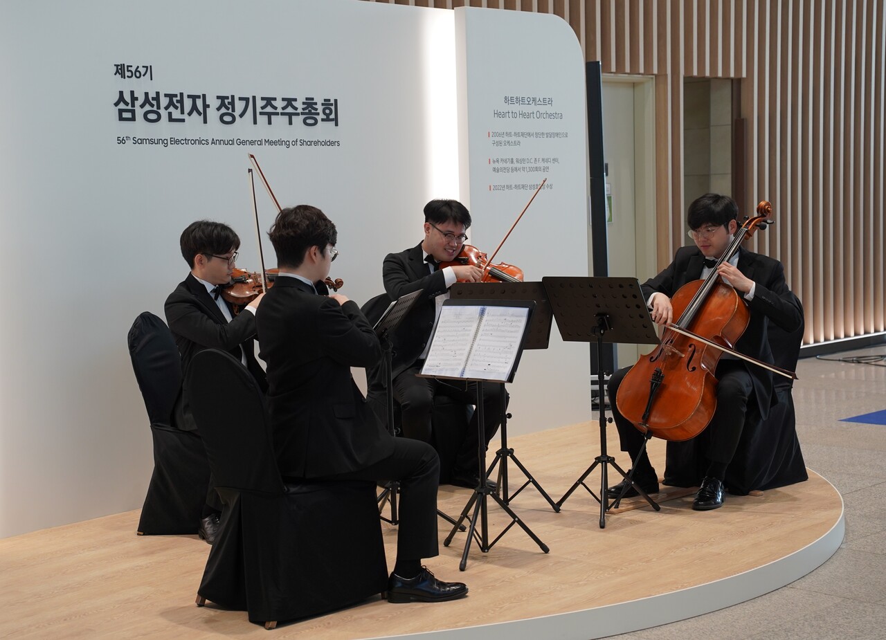 주주총회 개최에 앞서 하트하트오케스트라가 진행되고 있다. 하트하트오케스트라는 2006년 하트-하트재단에서 창단한 발달장애인으로 구성된 오케스트라다. [사진=김민우 기자]