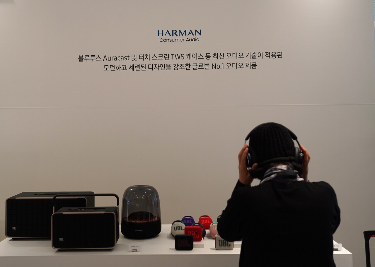 주주총회에 참석한 주주가 삼성전자의 하만 제품을 사용하고 있다. [사진=김민우 기자]