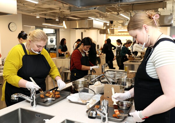 교촌치킨이 외국인 관광객 대상 ‘교촌1991스쿨’ 프로그램을 진행했다. [사진=교촌치킨 제공]