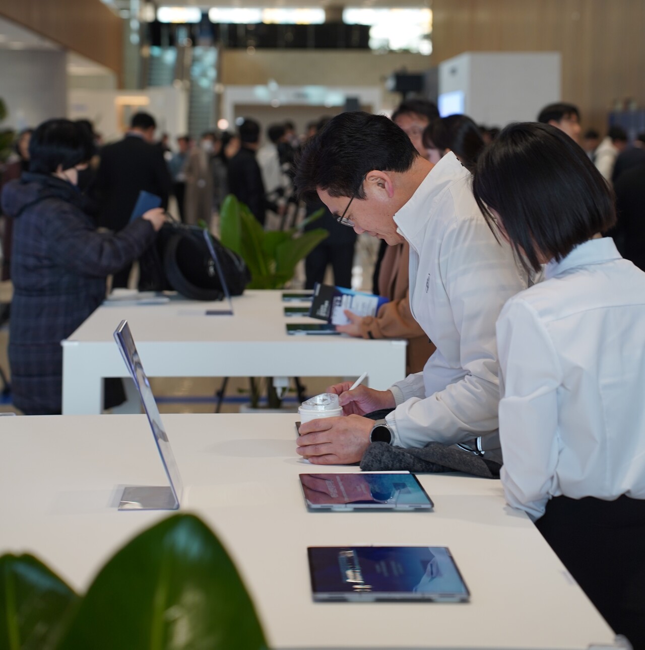 19일 삼성전자 주주총회에 참석한 주주가 응원 메시지를 작성하고 있다. [사진=김민우 기자]