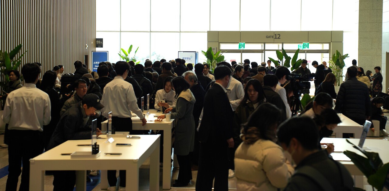 19일 삼성전자 주주총회 현장에 모인 참석자들. [사진=김민우 기자]