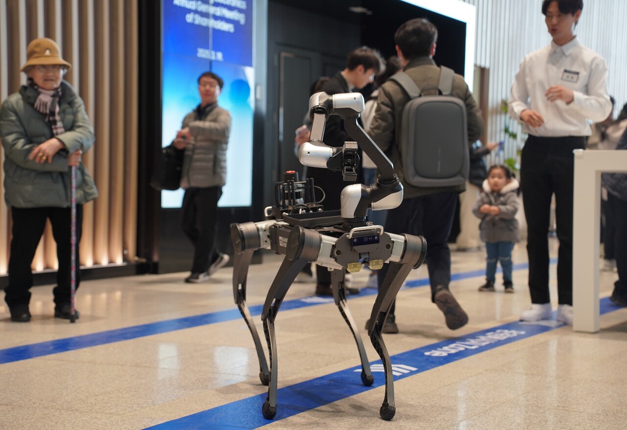 삼성전자 자회사로 편입된 레인보우로보틱스의 로봇개가 19일 정기 주주총회에 전시됐다. [사진=김민우 기자]