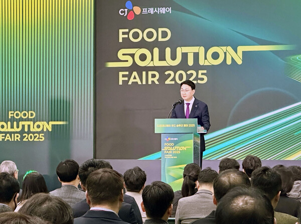 오늘 19일, 서울 서초구 양재동 aT센터에서 열린 '푸드 솔루션 페어 2025'에서 이건일 CJ프레시웨이 대표이사가 환영사를 하고 있다. [사진=CJ프레시웨이]