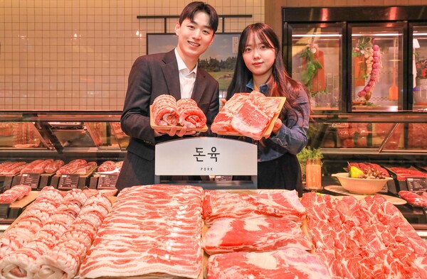 현대백화점 관계자들이 20일 서울 강남구 현대백화점 무역센터점에서 자체 돈육 브랜드 ' 현대 셀렉티드(Selected) 포크'를 홍보하고 있다. [사진=현대백화점]