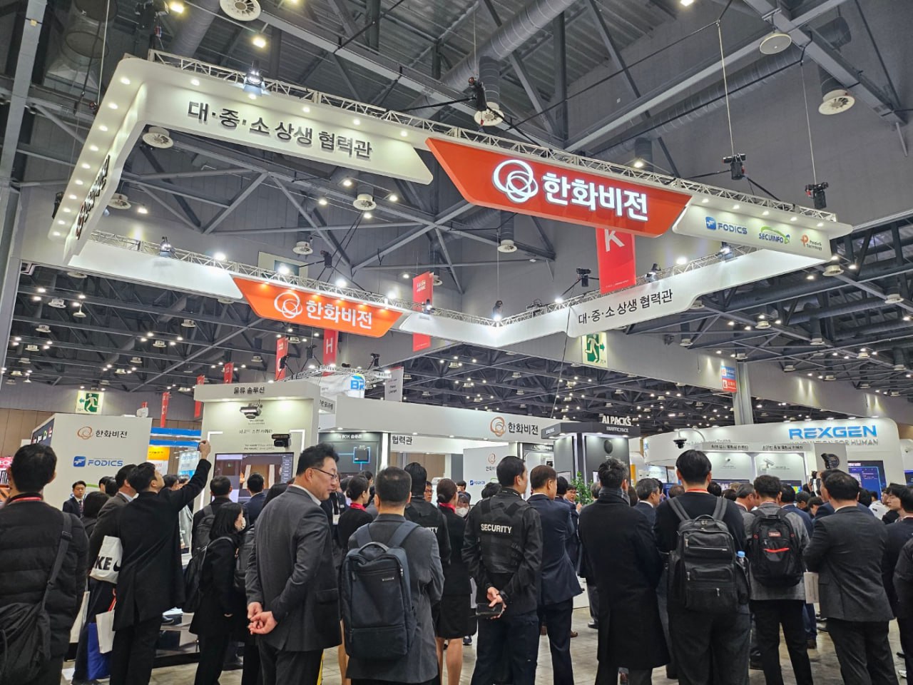 세계보안엑스포 2025 한화비전 부스에 몰린 관람객들. [사진=한화비전]