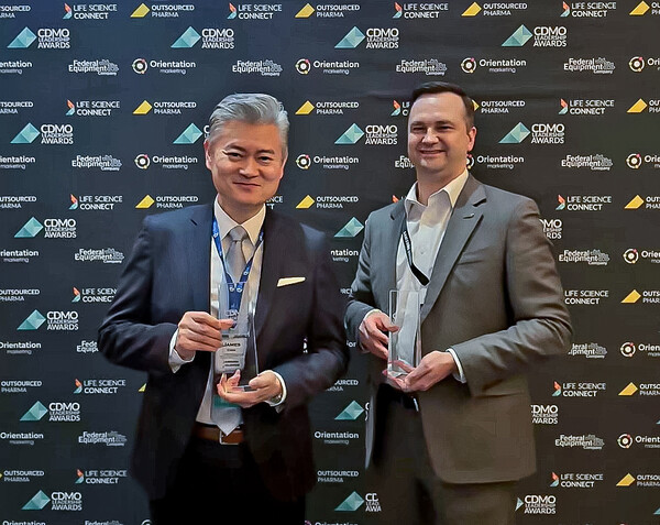 삼성바이오로직스는 19일(현지시간) 미국 뉴욕에서 열린 'CDMO 리더십 어워즈'에서 수상했다고 밝혔다. 제임스 최 영업지원담당 부사장(사진 왼쪽)과 케빈 샤프 Sales&Operation담당 부사장 등 삼성바이오로직스 관계자들이 수상 후 기념촬영을 하고 있다. [사진=삼성바이오로직스]