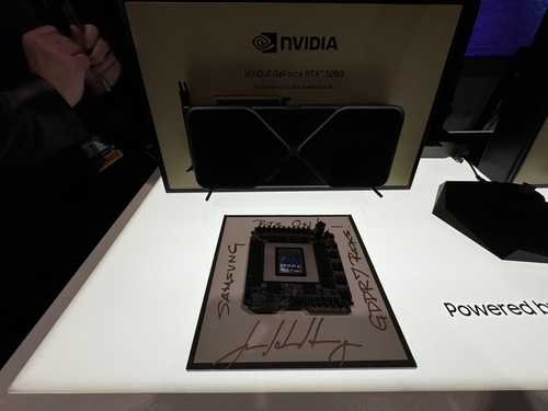 젠슨 황 엔비디아 최고경영자(CEO)가 연례 개발자 콘퍼런스 GTC 2025 넷째 날인 20일(현지시간) 삼성전자 부스를 찾아 그래픽 메모리에 한 친필 사인. [사진=연합뉴스]