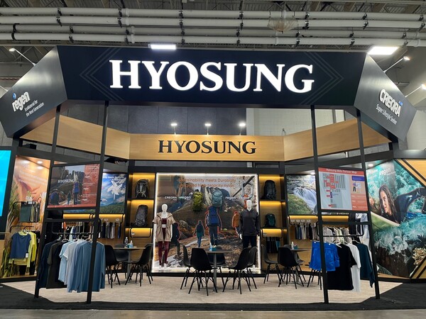 지난 2023년 북미 최대 아웃도어 산업전시회인 '아웃도어리테일러쇼'에 고객사와 함께 참가한 효성티앤씨의 부스 모습. [사진=효성]