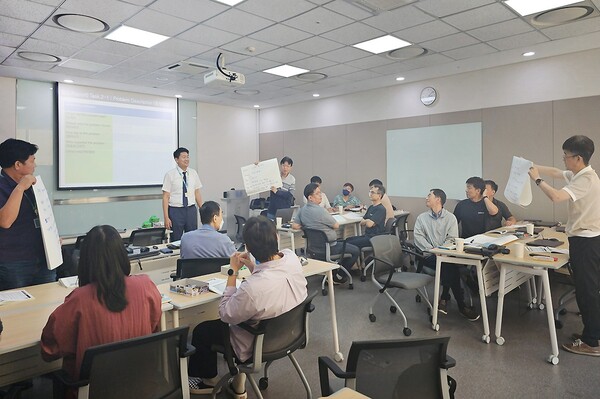 삼성전기 임직원들이 품질 교육을 듣고 있다. [사진=삼성전기]