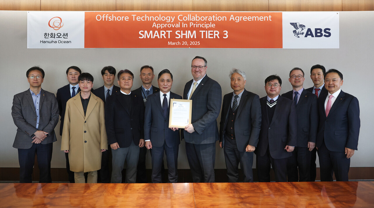 한화오션 제품전략기술원장 손영창 부사장(왼쪽에서 일곱 번째), 패트릭 라이언(Patrick Ryan) ABS 최고기술경영자(오른쪽에서 여섯 번째) 등 양사 관계자가 개념 승인 수여식을 마친 뒤 기념 촬영을 하고 있다. [사진=한화오션]