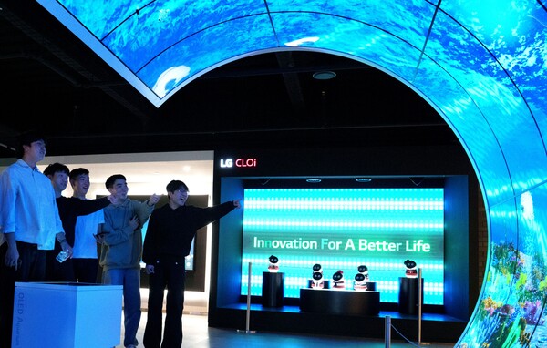 21일(현지시간) LG전자 북미법인 본사를 방문한 미국 프린스턴대 학생들이 LG전자의 올레드 플렉서블 사이니지로 만들어진 체험존을 살펴보고 있다.[사진=LG전자]