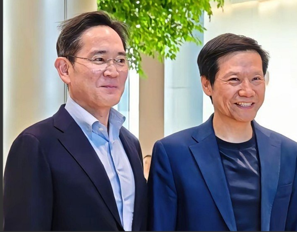 이재용 삼성전자 회장(왼쪽)이 22일 레이 쥔 샤오미 회장을 샤오미 전기차 공장에서 만나 기념사진을 촬영하고 있다.  [사진=중국 샤오미 웨이보/연합뉴스]