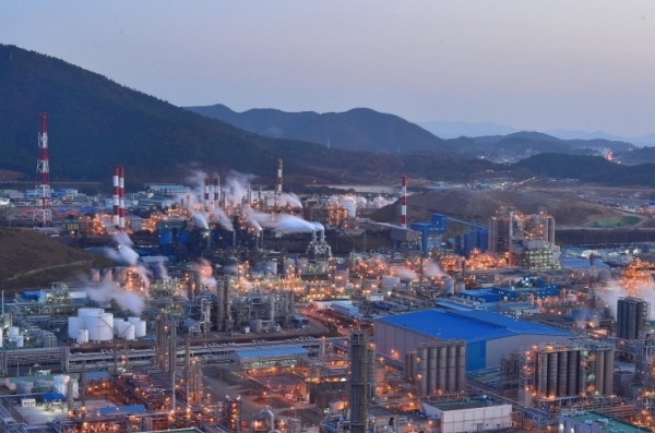 석유화학계열 대기업들이 입주해 있는 전남 여수국가산업단지. [사진=여수시청]