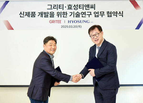 지난 20일 (왼쪽부터)그리티 사업본부 총괄본부장 장성민 부사장, 효성티앤씨 임장규 상무(CMO)가 그리티 본사에서 양사간 협력 관계 구축을 위한 기술 연구 업무 협약을 맺은 후 기념촬영을 하고 있다. [사진=효성티앤씨]