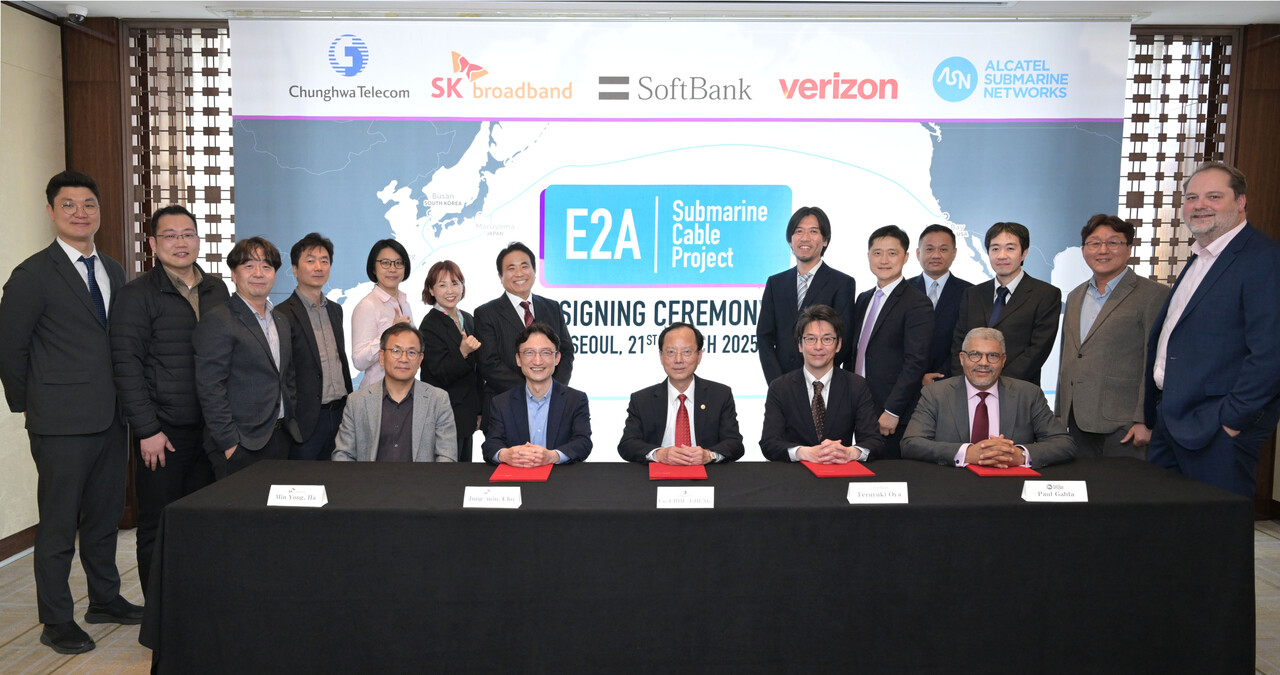 SK브로드밴드가 지난 21일 미국, 일본, 대만 등 4개 국가를 연결하는 국제 해저 케이블 구축 컨소시엄 ‘E2A’ 계약을 체결했다. 하민용 AI DC사업부장(좌석 맨 왼쪽)과 조정민 AI DC기획본부장(좌석 왼쪽 두 번째) 등 참석자들이 기념 촬영을 진행했다. [사진=SK브로드밴드]