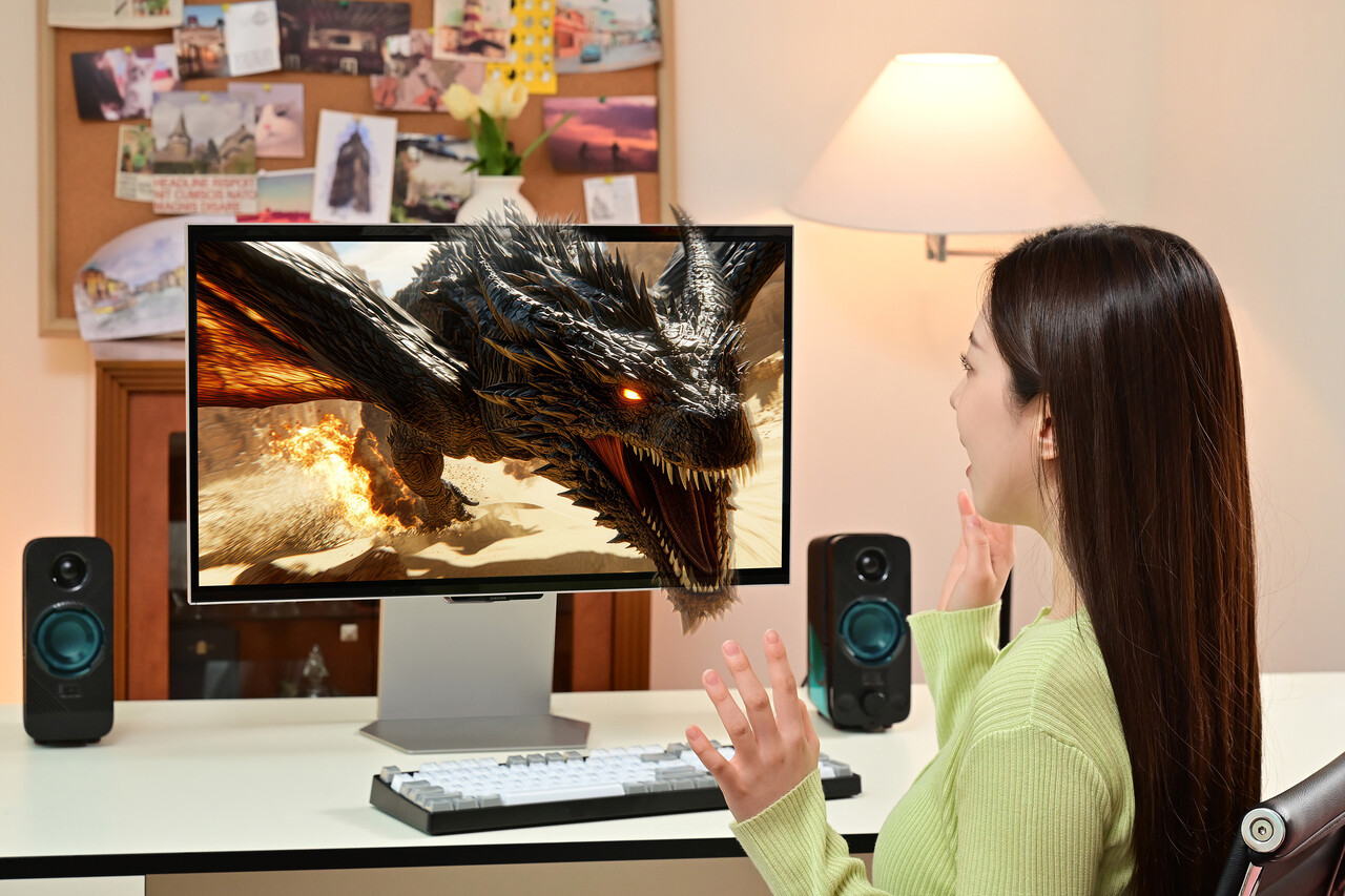 삼성전자 모델이 국내 최초 무안경 3D 게이밍 모니터 '오디세이 3D'를 체험하고 있다. [사진=삼성전자]