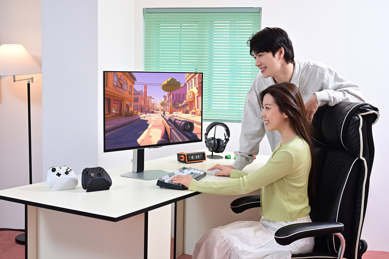 삼성전자 모델이 2025년형 '오디세이 OLED G8'을 체험하고 있다. [사진=삼성전자]