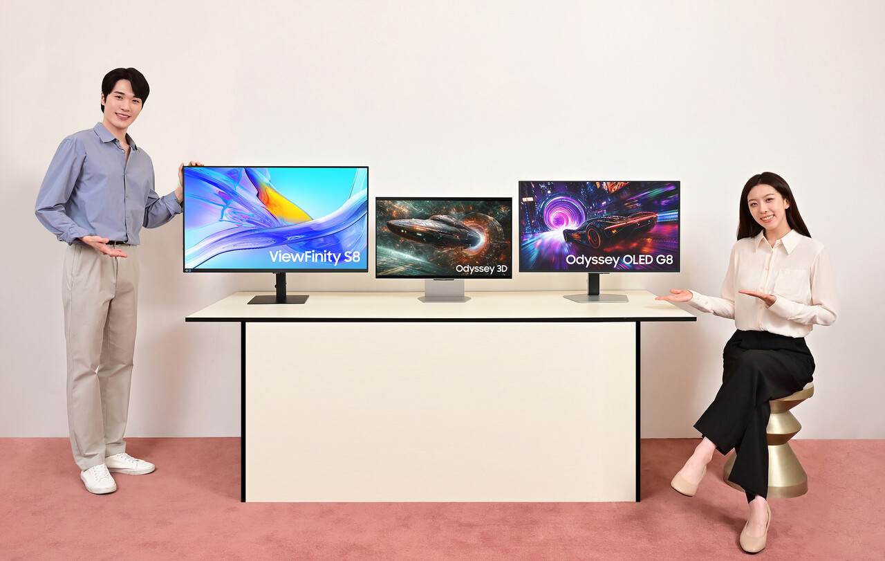 삼성전자 모델이 2025년형 모니터 신제품들을 소개하고 있다. [사진=삼성전자]